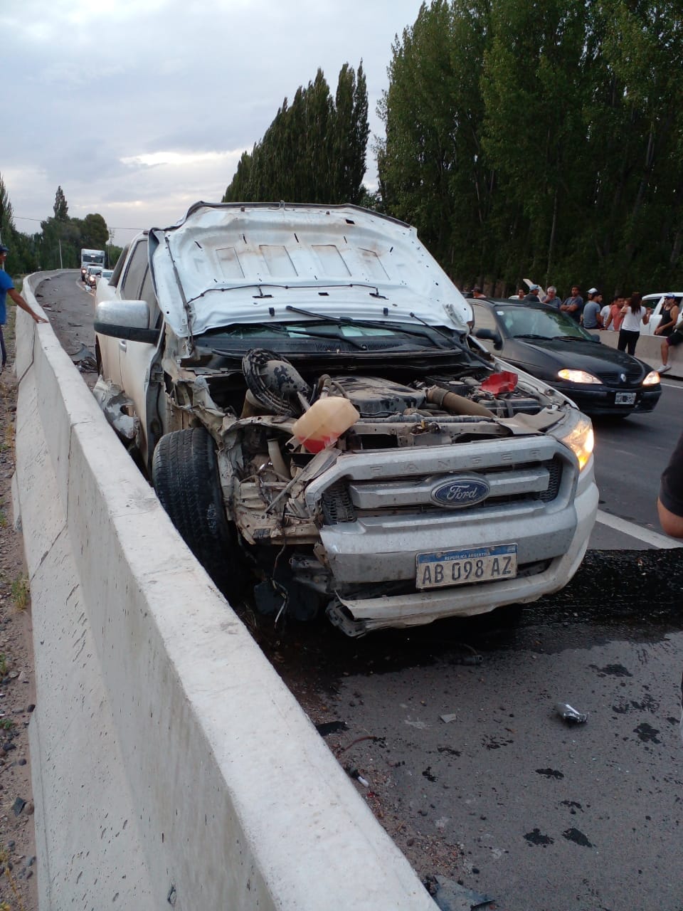TRAS UN FUERTE CHOQUE EN RUTA 22 UNA PAREJA QUEDÓ ATRAPADA EN UN AUTO