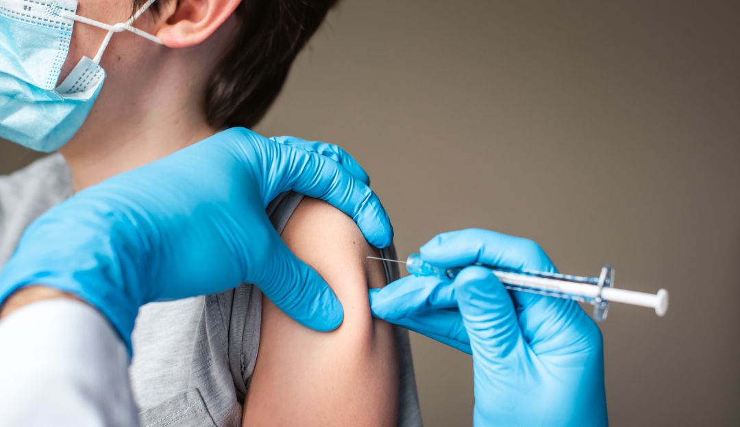 Menores de 5 a 11 años ya se pueden vacunar con la primera dosis de refuerzo contra el COVID-19